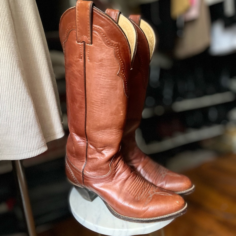 Vintage Brown Heeled Cowboy Boots with Classic Design and Fantastic Leather 😍